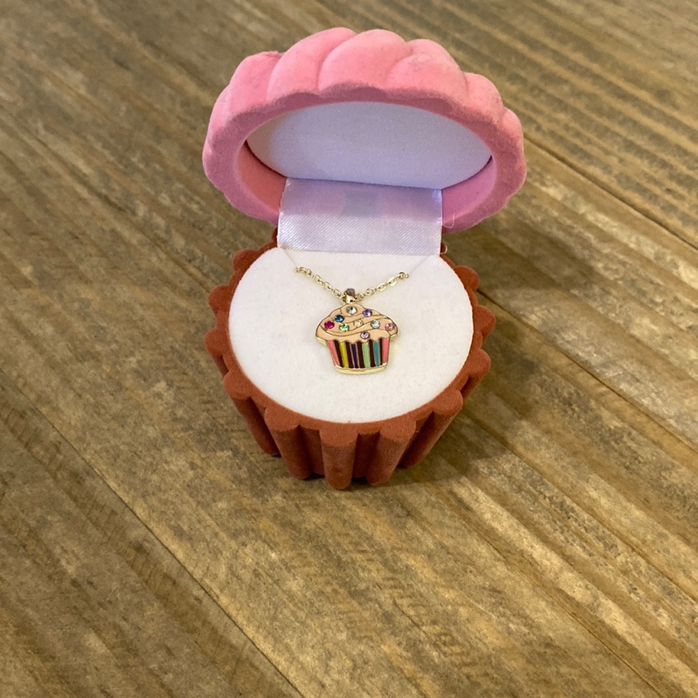 Cupcake box with cupcake necklace inside.